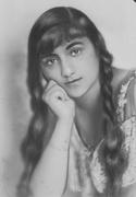 Opis obrazu: Rita Romani - pianistka. Fotografia portretowa. - SM1_1-K-6878a